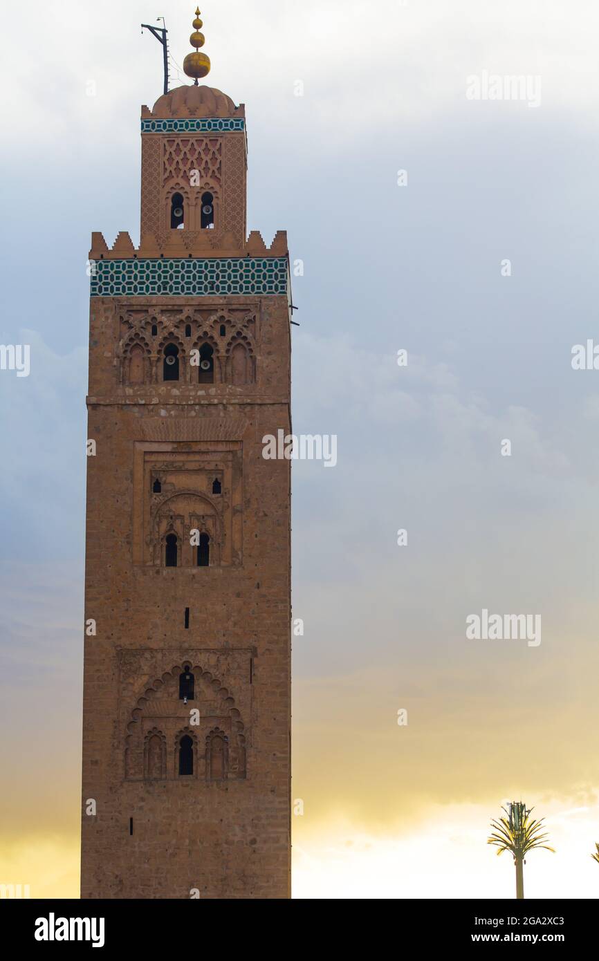 Nahaufnahme des Minaretts der Kutubiyya-Moschee des sunnitischen Islam-Glaubens aus dem 12. Jahrhundert, in der Medina von Marrakesch; Marrakesch, Marrakesch-Safi, Marokko Stockfoto