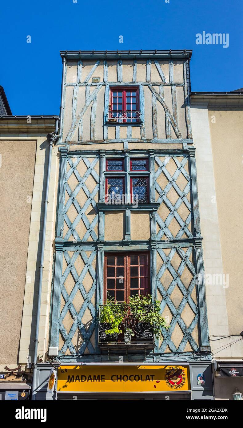 Altes Holzwerk über dem Schokoladengeschäft „Madame Chocolat“, Rue Saint-Laud, Angers, Maine-et-Loire (49), Frankreich. Stockfoto