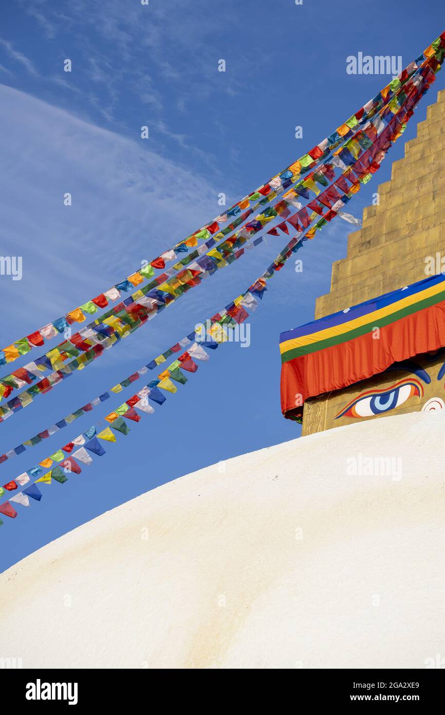 Der größte tibetisch-buddhistische Stupa in Nepal in Boudhanath, der von Kathmandu herausragen wird; Kathmandu, Kathmandu, Nepal Stockfoto