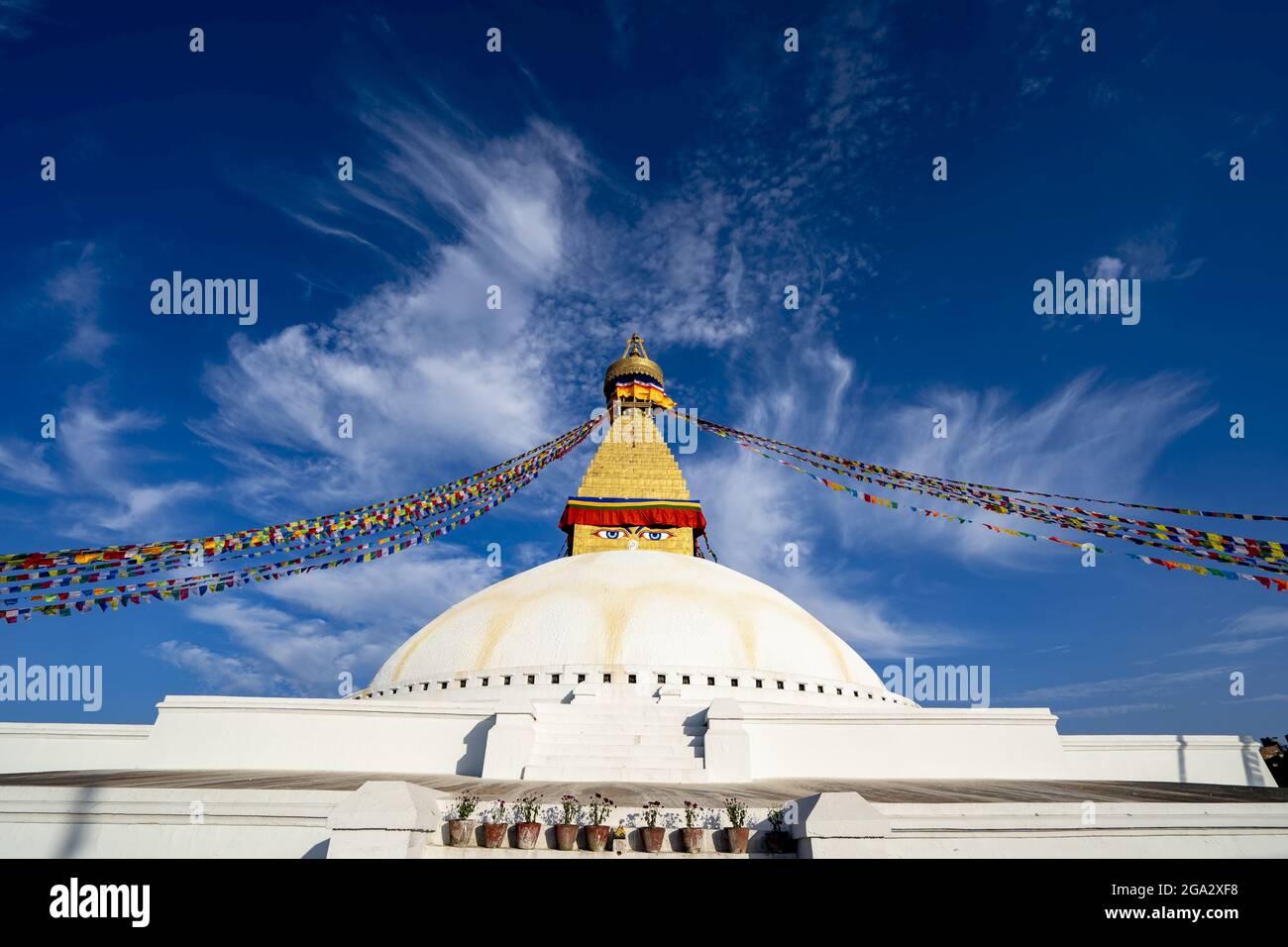 Der größte tibetisch-buddhistische Stupa in Nepal in Boudhanath, der von Kathmandu herausragen wird; Kathmandu, Kathmandu, Nepal Stockfoto