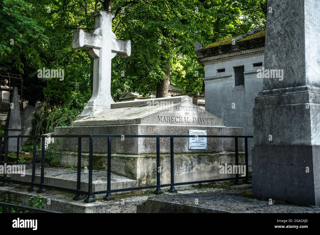 Das Grab von Louis-Nicolas Davout auf dem Friedhof Pere Lachaise, dem größten Friedhof in Paris, Frankreich. Stockfoto