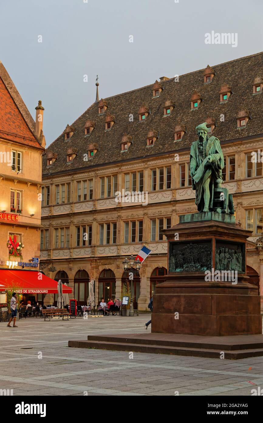 STRASSBURG, FRANKREICH, 23. Juni 2021 : Place Gutenberg und Statue des Druckers Johannes Gutenberg, hält in seinen Händen eine Schriftrolle. Stockfoto