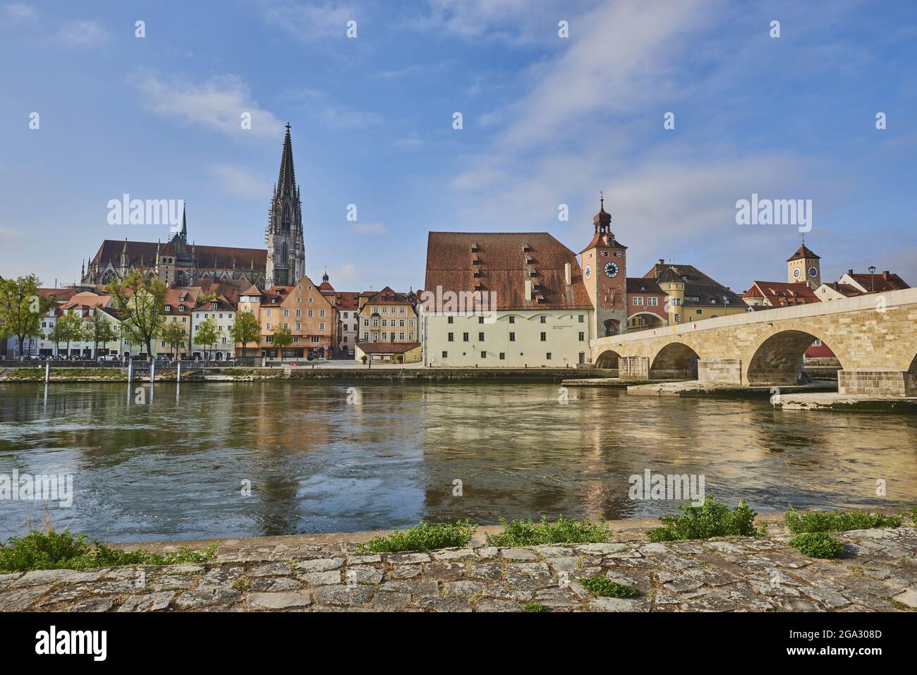Blick über die Donau mit der alten Steinbrücke aus dem 12. Jahrhundert und dem gotischen Petersdom vom Steinweg am Marc​-Aurel-Ufer aus ... Stockfoto
