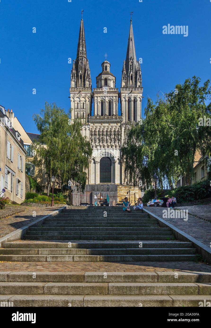 Stufen führen zur Kathedrale Saint-Maurice d'Angers aus dem 11./16. Jahrhundert, Angers, Maine-et-Loire (49), Frankreich. Stockfoto
