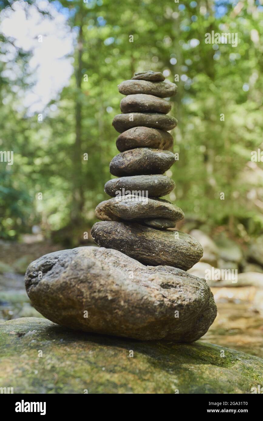 Cairn an den Rissloch Wasserfällen, Nationalpark Bayerischer Wald; Bayern, Deutschland Stockfoto
