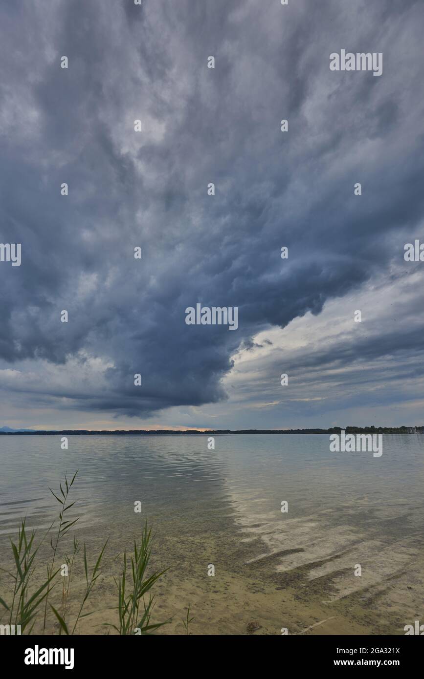 Chiemsee an einem bewölkten Abend; Bayern, Deutschland Stockfoto