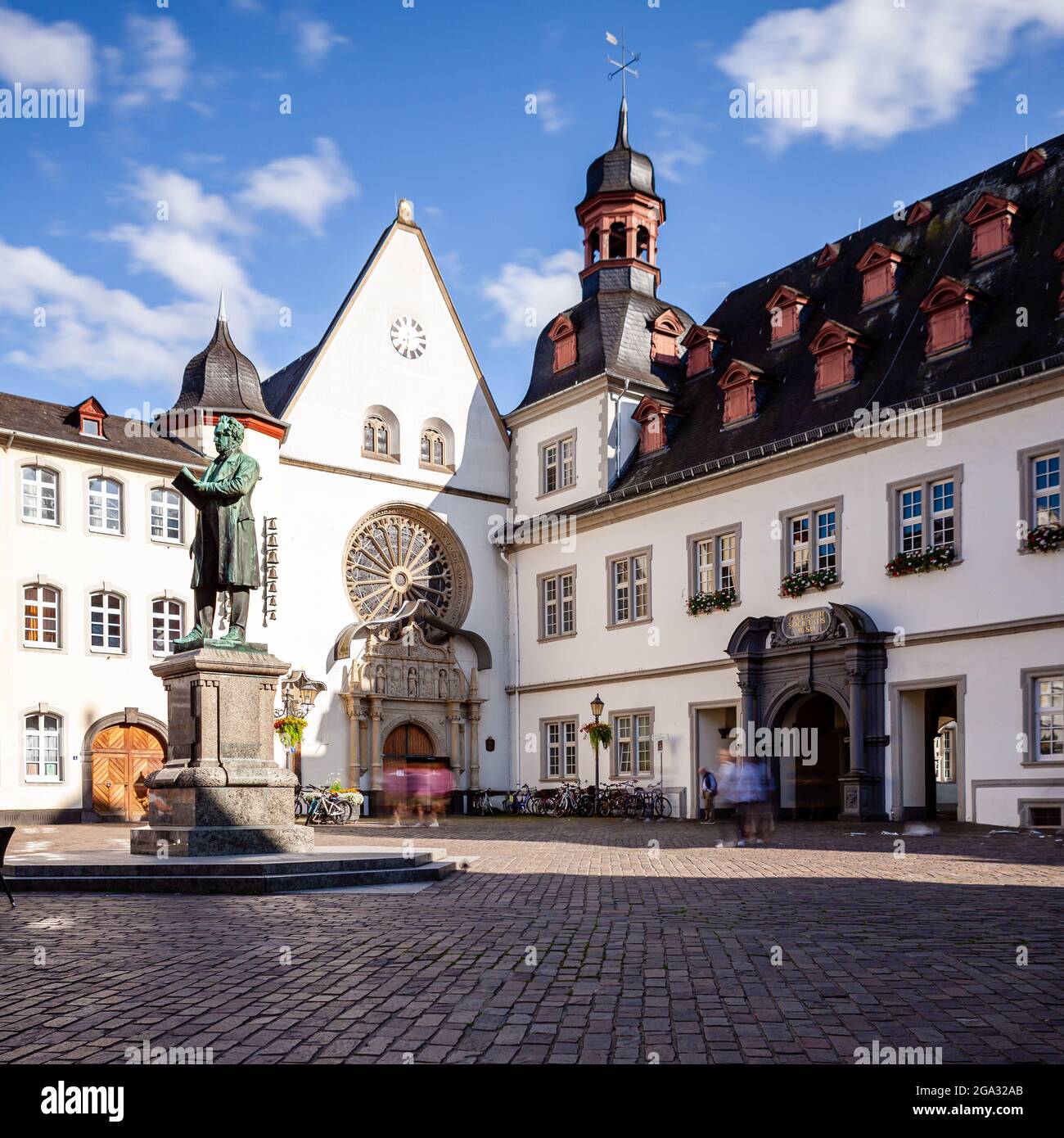 Koblenz, Deutschland, 28. Juli 2021: Altstadt von Koblenz, jesuitenplatz, jesuitenkirche, Rathaus und einige verschwommene Menschen Stockfoto