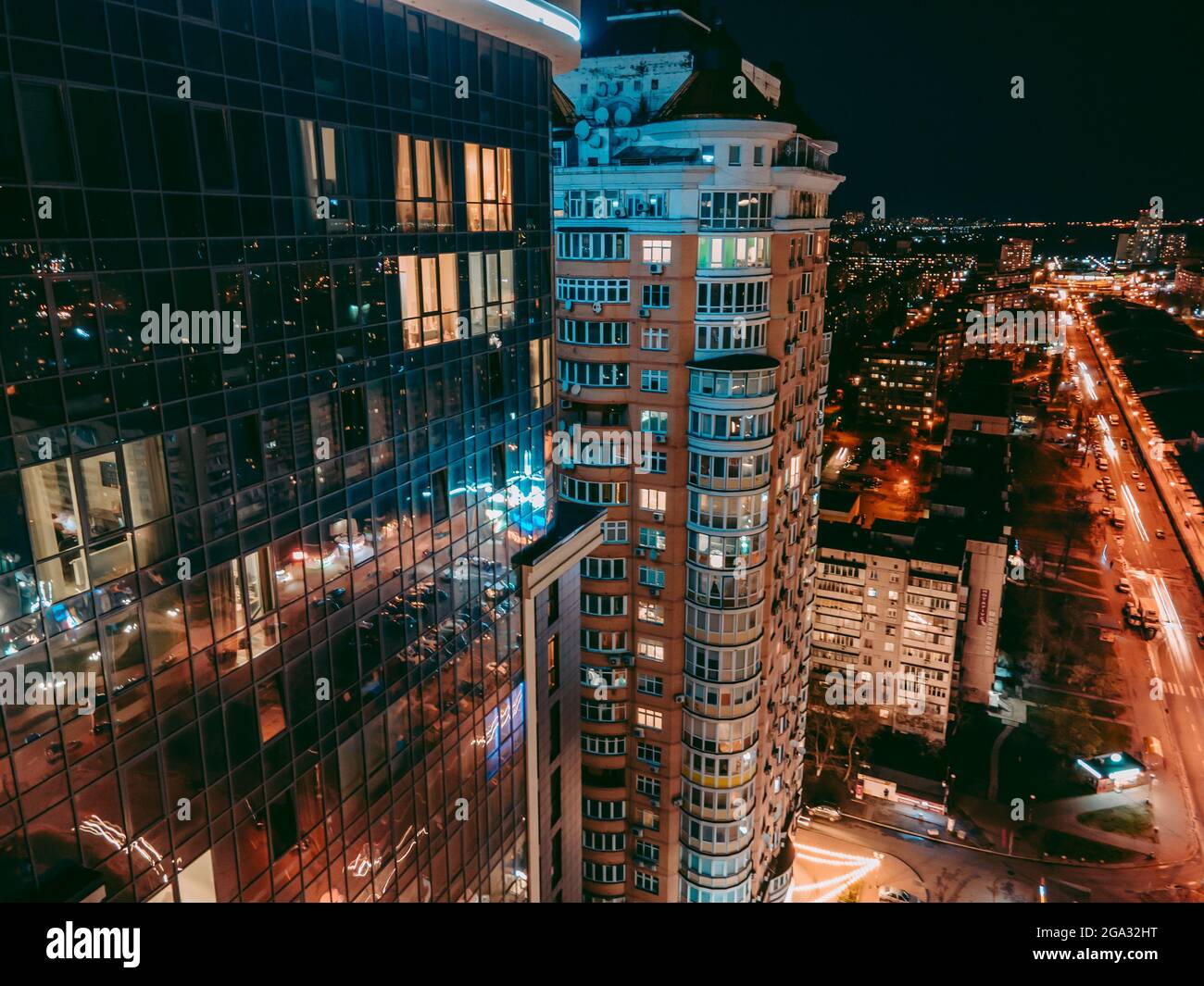 Luftaufnahme von der Drohne auf die Nachtstadt Stockfoto