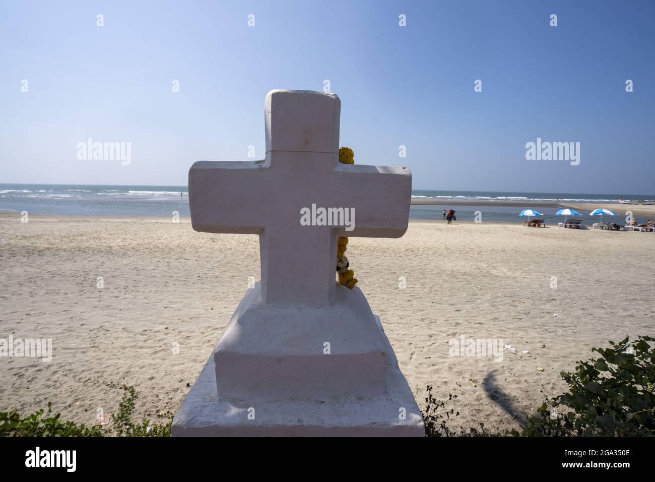 Altes portugiesisches Kreuz am Ashwem Beach in North Goa, Indien; Ashwem, Goa, Indien Stockfoto
