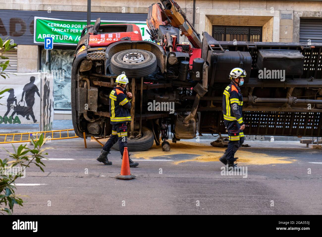 VALENCIA, SPANIEN - 13. Jul 2021: Eine horizontale Aufnahme eines LKW-Umsturz auf der Straße von San Vicente in Valencia Stockfoto