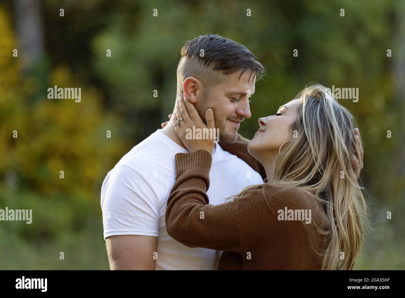 Ein Mann und eine Frau verbringen eine gute Zeit zusammen Outoors in einem Stadtpark; Edmonton, Alberta, Kanada Stockfoto