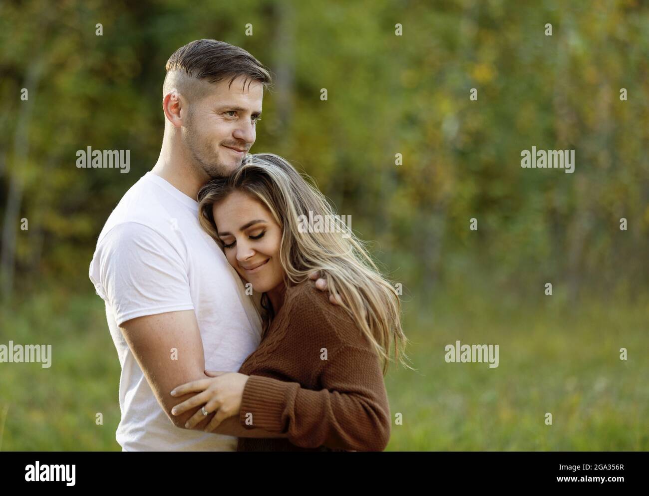 Ein Mann und eine Frau verbringen eine gute Zeit zusammen Outoors in einem Stadtpark; Edmonton, Alberta, Kanada Stockfoto