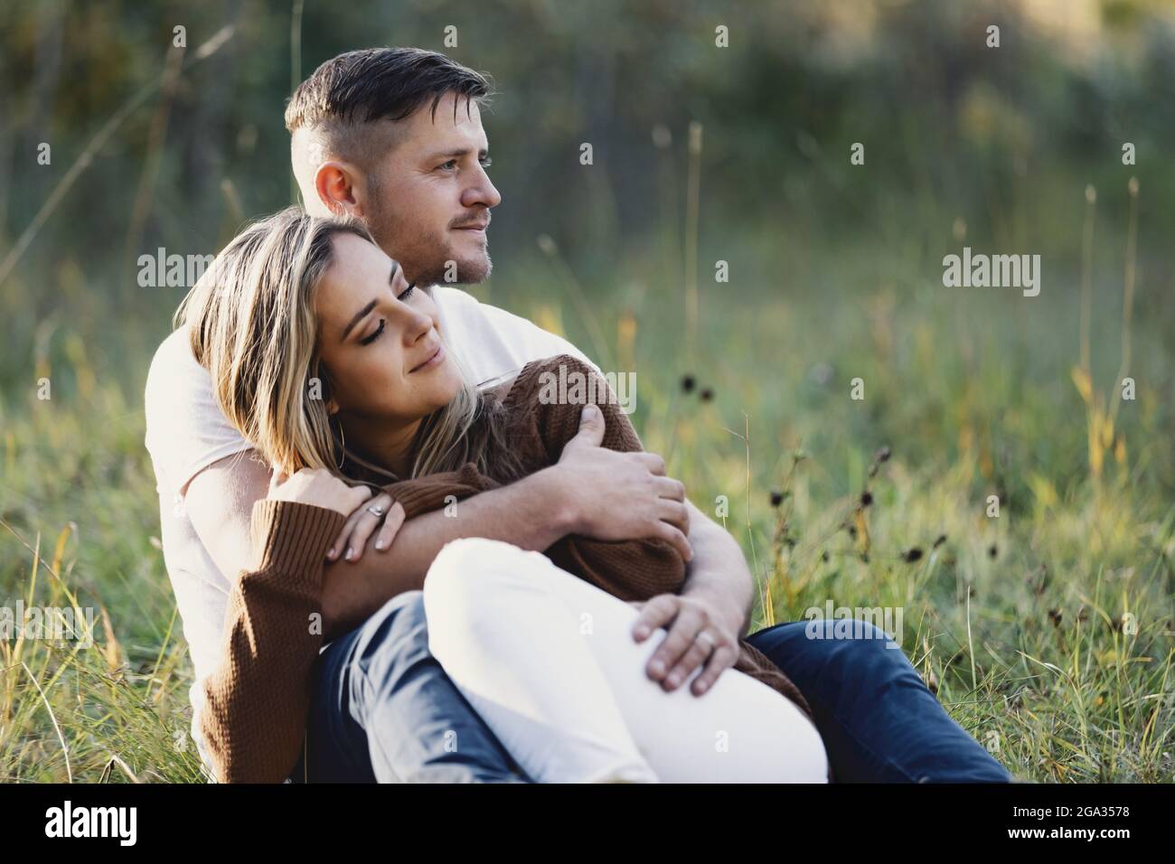Ein Mann und eine Frau verbringen eine gute Zeit zusammen Outoors in einem Stadtpark; Edmonton, Alberta, Kanada Stockfoto
