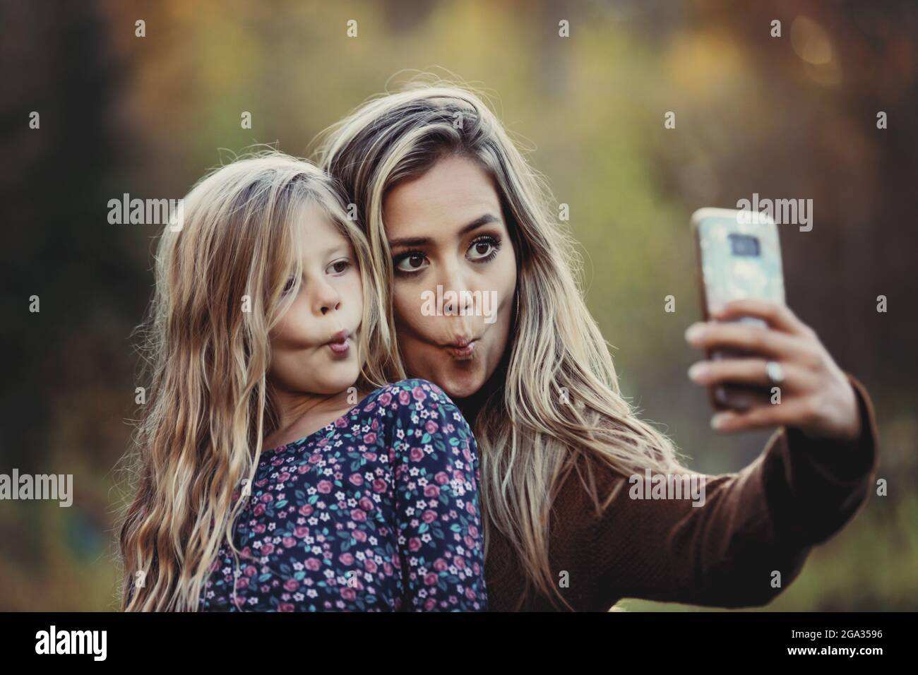 Eine Mutter, die mit ihrer Tochter im Freien viel Zeit verbringt und ein Selbstporträt in einem Stadtpark macht; Edmonton, Alberta, Kanada Stockfoto