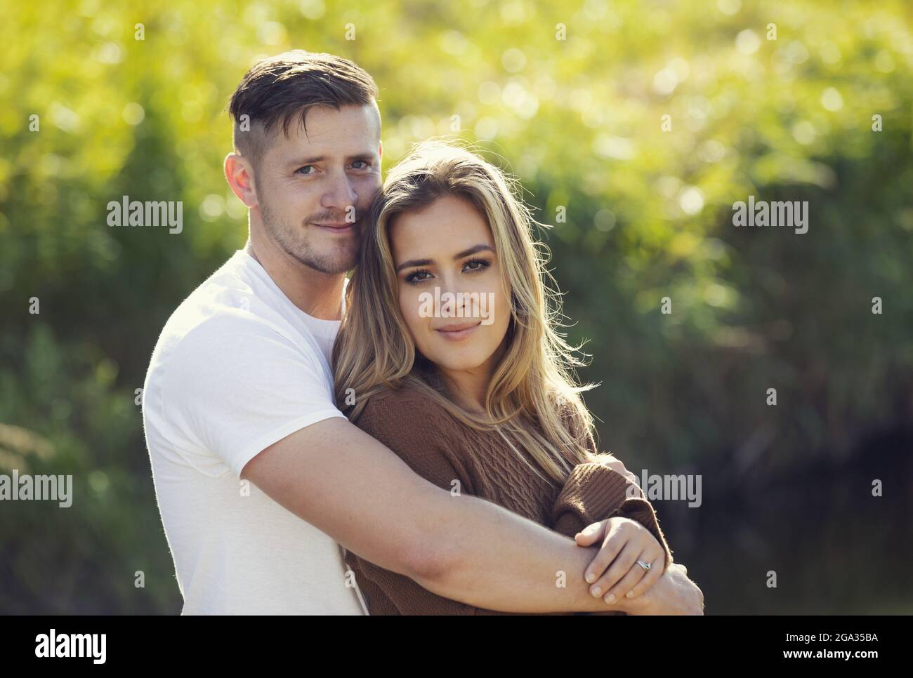 Porträt eines Mannes und einer Frau im Freien in einem Stadtpark; Edmonton, Alberta, Kanada Stockfoto