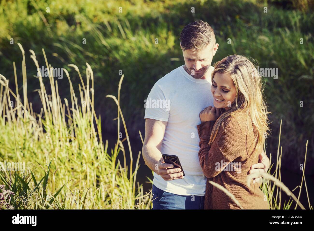 Ehemann und Ehefrau verbringen viel Zeit zusammen im Freien und machen ein Selbstporträt in einem Stadtpark; Edmonton, Alberta, Kanada Stockfoto