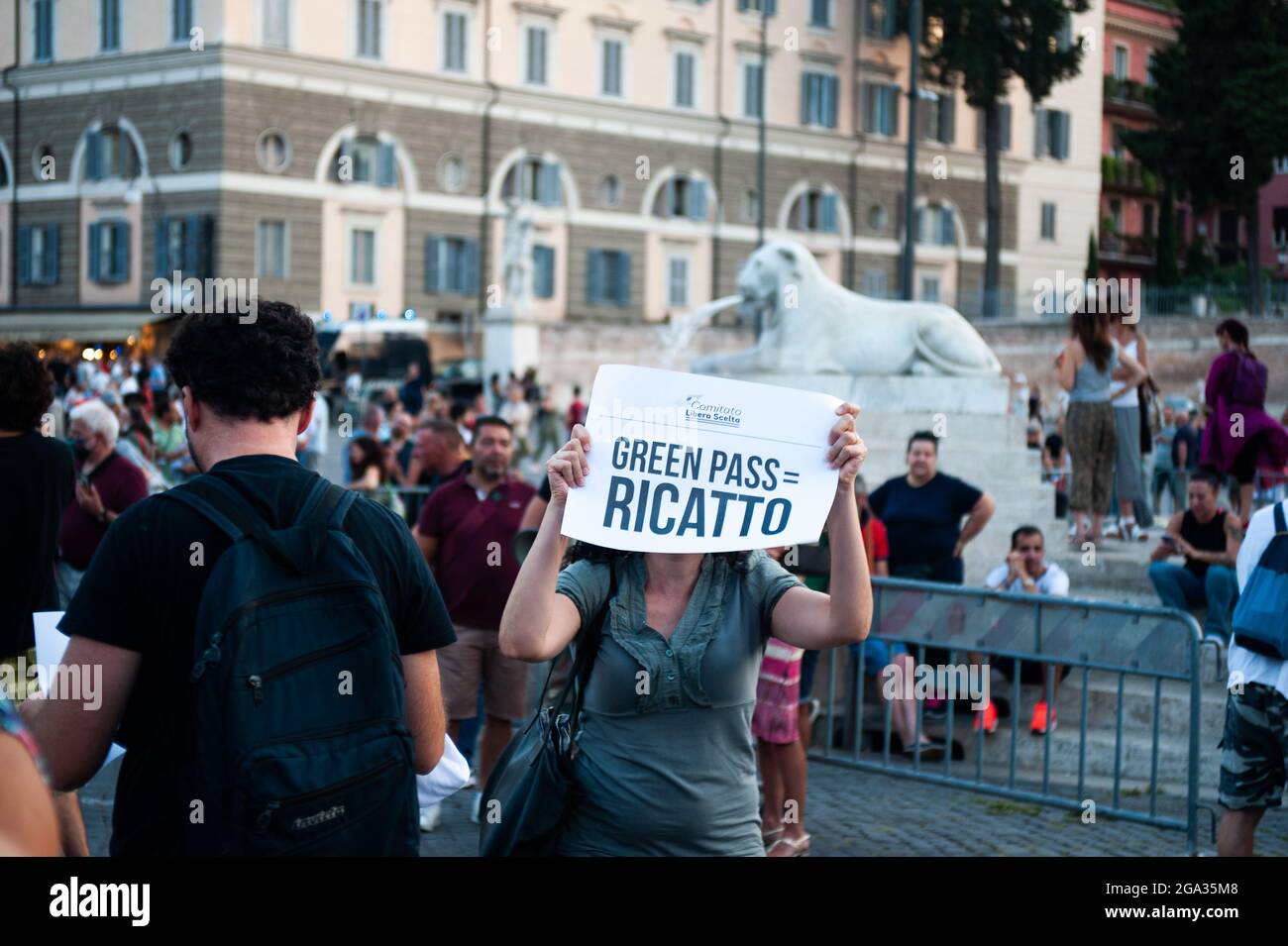 Rom, 28. Juli 2021, italienischer No vax in einer Fackelzug gegen die Entscheidungen von Premierminister Draghi, den Grünen Pass anzuwenden Stockfoto