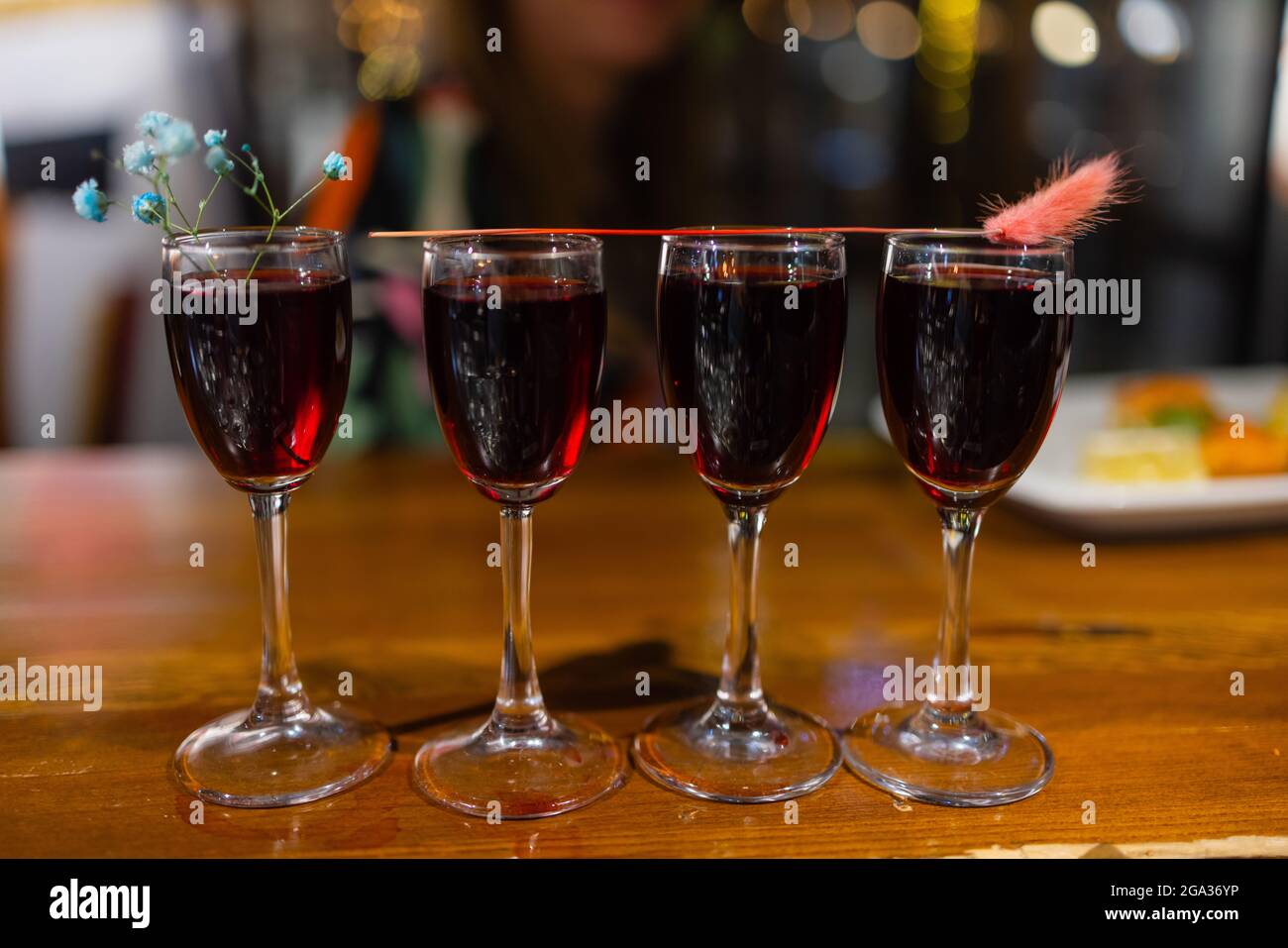 Vier klassische Shot-Cocktails an der Bar. Nahaufnahme Stockfoto