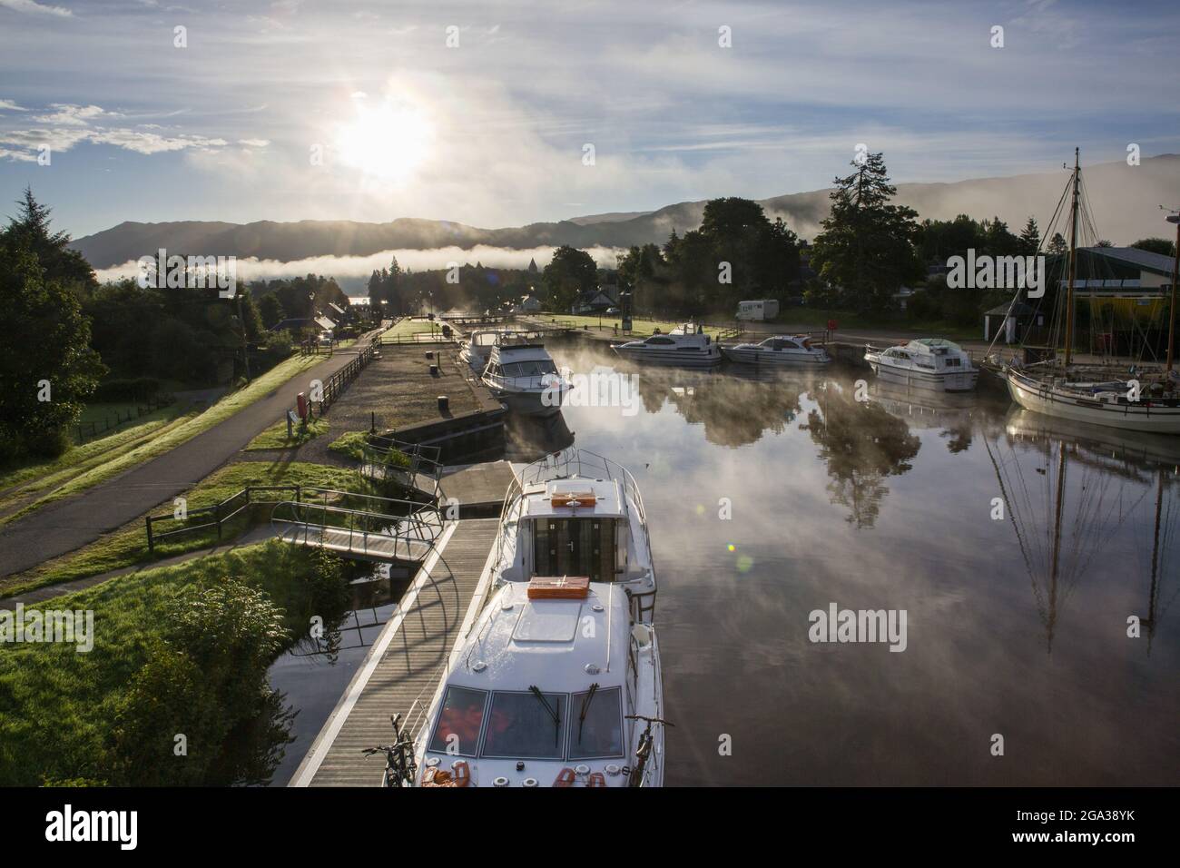 Wenn die Sonne aufgeht, erhebt sich über Loch Ness entlang des Caledonian Canal bei Fort Augustus, Schottland; Fort Augustus, Schottland Stockfoto