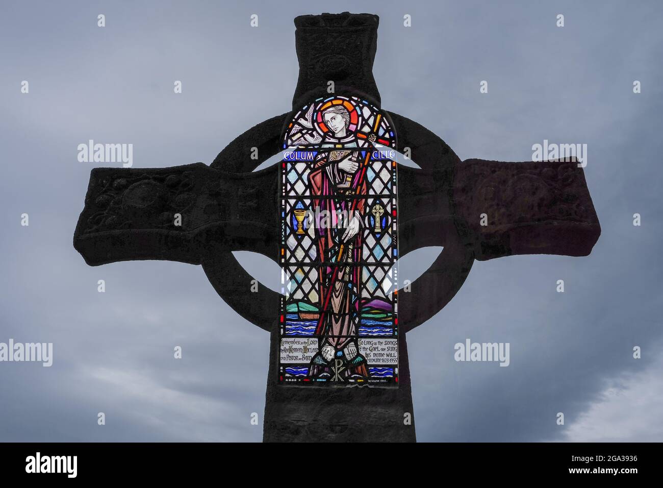 Doppelbelichtung von Glasmalerei und St. Martins Kreuz in der Benediktinerabtei auf Iona, Schottland; Iona, Isle of Iona, Schottland Stockfoto