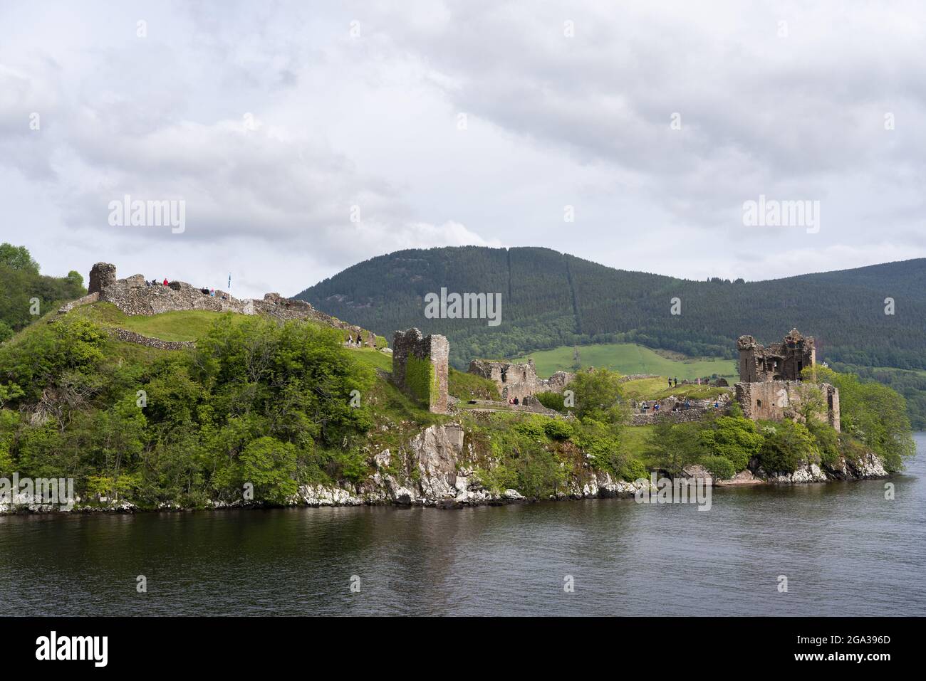 Die Ruinen von Urquhart Castle säumen Klippen am See Loch Ness, Schottland; Fort Augustus, Schottland Stockfoto