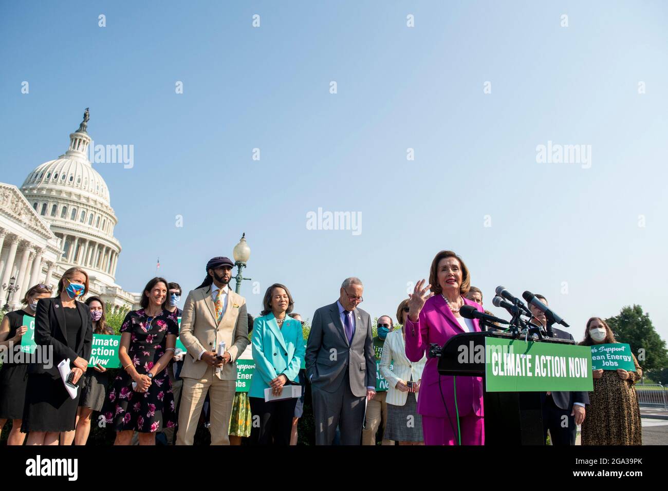 Die Sprecherin des Repräsentantenhauses der Vereinigten Staaten, Nancy Pelosi (Demokratin von Kalifornien), hält am Mittwoch, den 28. Juli 2021, in Washington, DC, eine Rede, um vor dem US-Kapitol zum Klimaschutz aufzufordern. Kredit: Rod Lampey/CNP Stockfoto