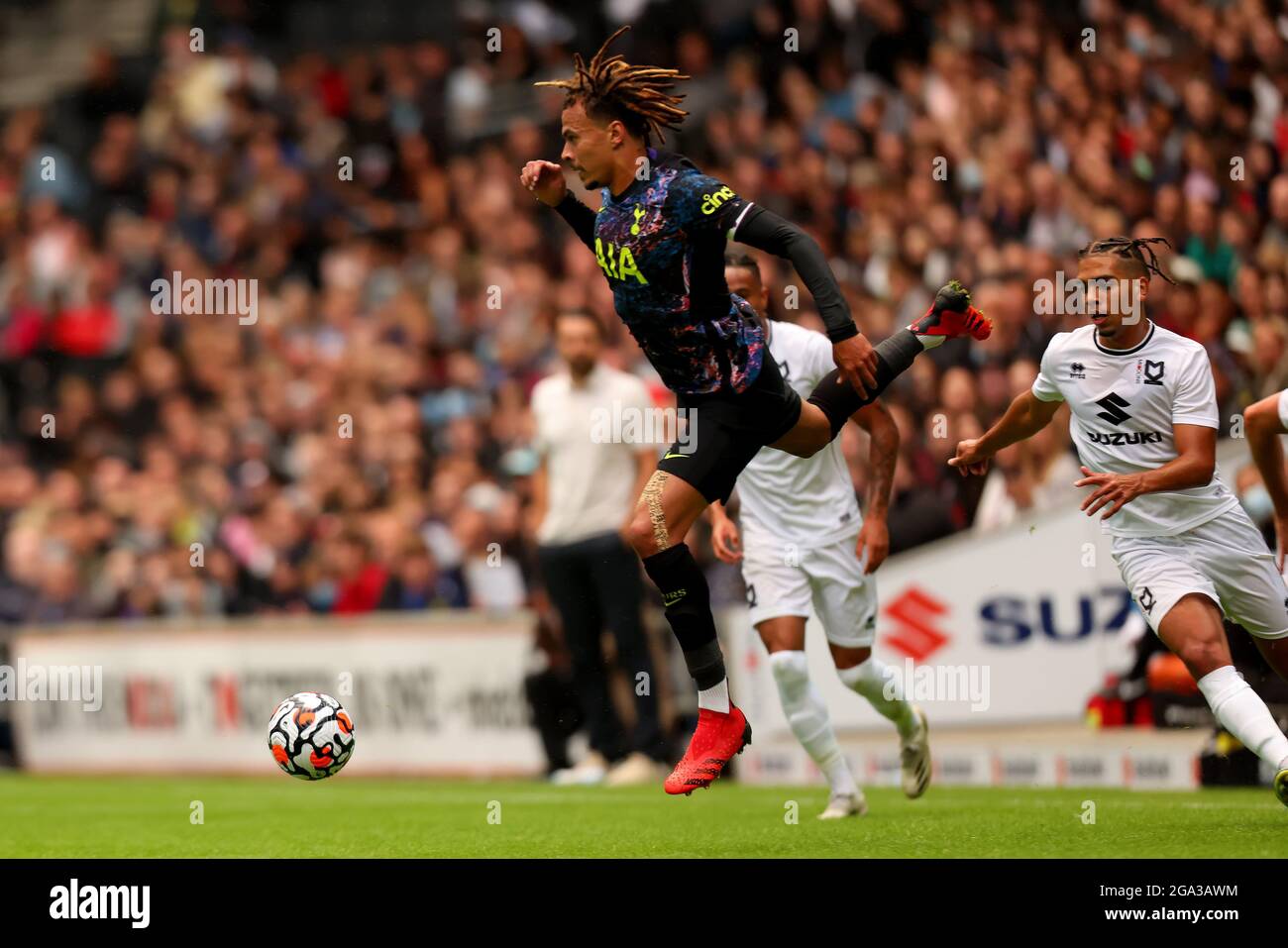 28. Juli 2021; Stadium MK, Milton Keynes, Buckinghamshire, England; Vor der Saison freundlicher Fußball, Milton Keynes Dons gegen Tottenham Hotspur; DELE Alli von Tottenham Hotspur geht an Tennai Watson von MK Dons vorbei Stockfoto