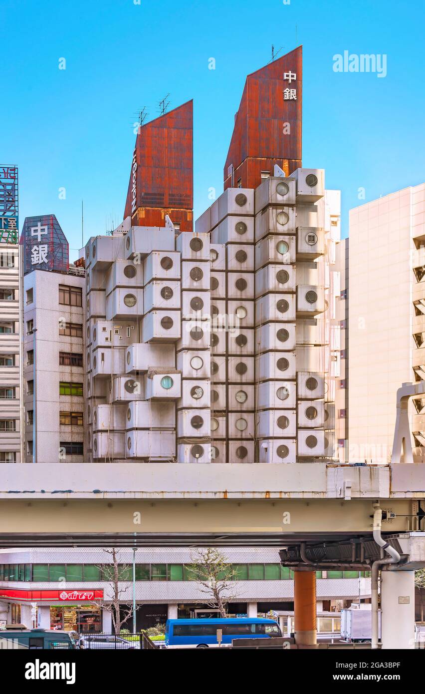 tokio, japan - juli 05 2021: Nakagin Capsule Tower-Gebäude mit einem verrosteten Wellblechdach, das 1972 vom japanischen Architekten Kisho Ku entworfen wurde Stockfoto