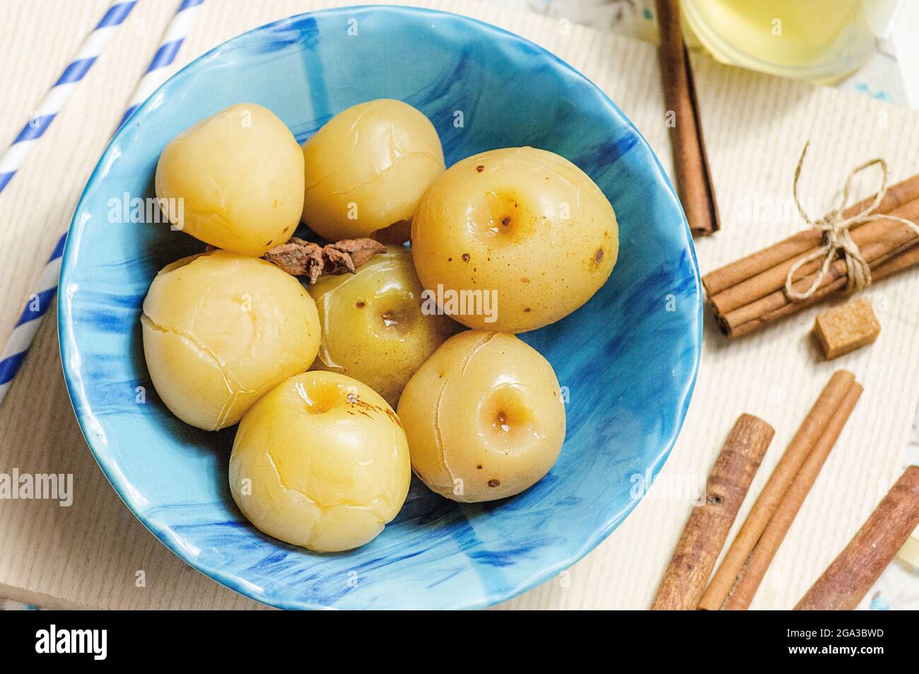 Süße Äpfel aus der Dose für den Winter auf einem Teller Stockfoto