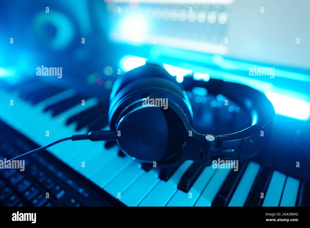 Kopfhörer auf der Klaviertastatur. Konzept des Aufnahmestudios. Stockfoto