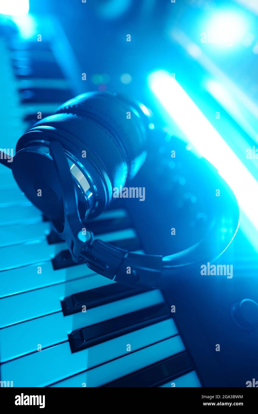 Kopfhörer auf der Klaviertastatur. Konzept des Aufnahmestudios. Stockfoto