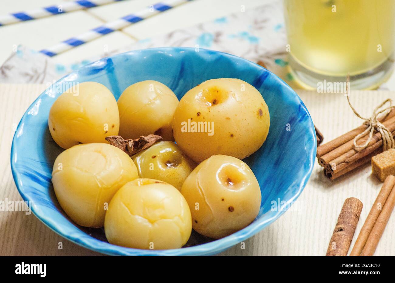 Süße Äpfel aus der Dose für den Winter auf einem Teller Stockfoto