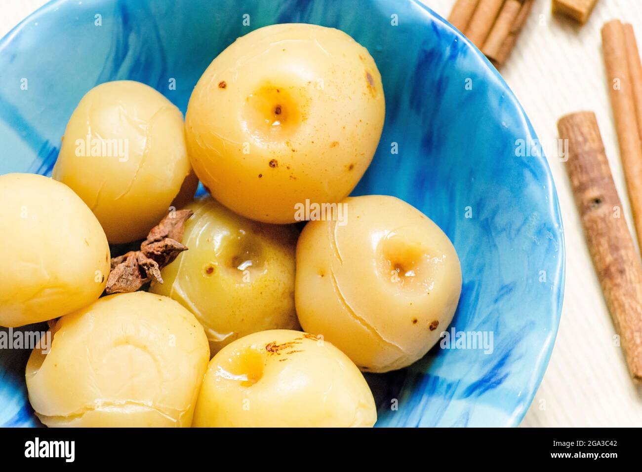 Süße Äpfel aus der Dose für den Winter auf einem Teller Stockfoto