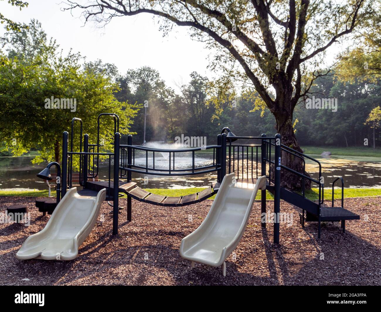 Ein leerer Spielplatz neben einem Park in New Jersey Stockfoto