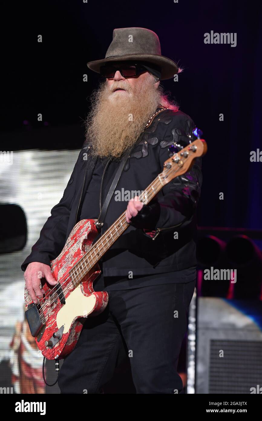 West Palm Beach, FL, USA. Mai 2021. Dusty Hill of ZZ Top tritt am 8. Mai 2015 im Coral Sky Amphitheater in West Palm Beach Florida auf. Quelle: Mpi04/Media Punch/Alamy Live News Stockfoto