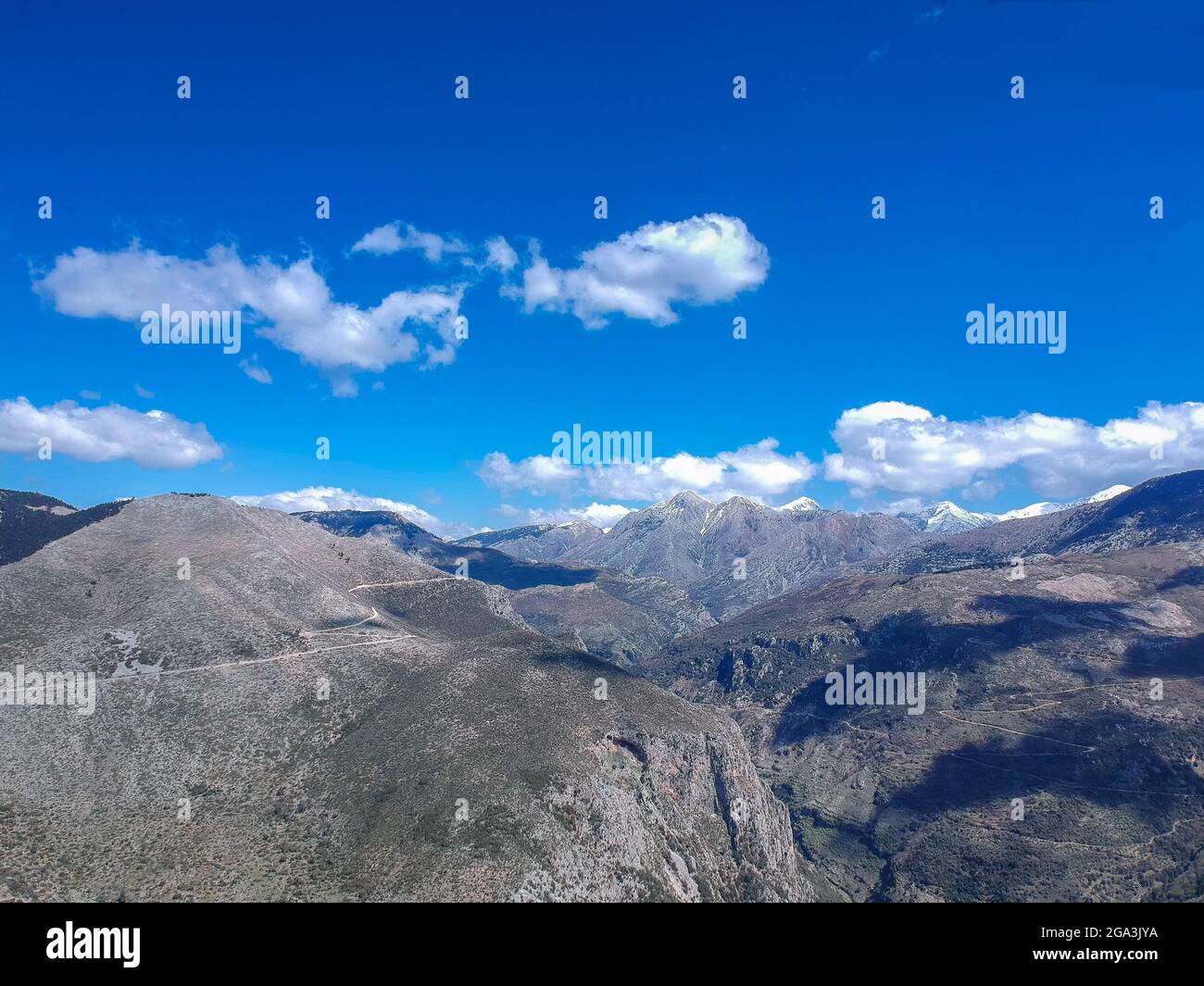 Landschaftlich schöner Blick über die berühmte Ridomo-Schlucht im Taygetus-Berg. Die Schlucht ist tief und reich an geomorphologischen Formationselementen befindet n Stockfoto