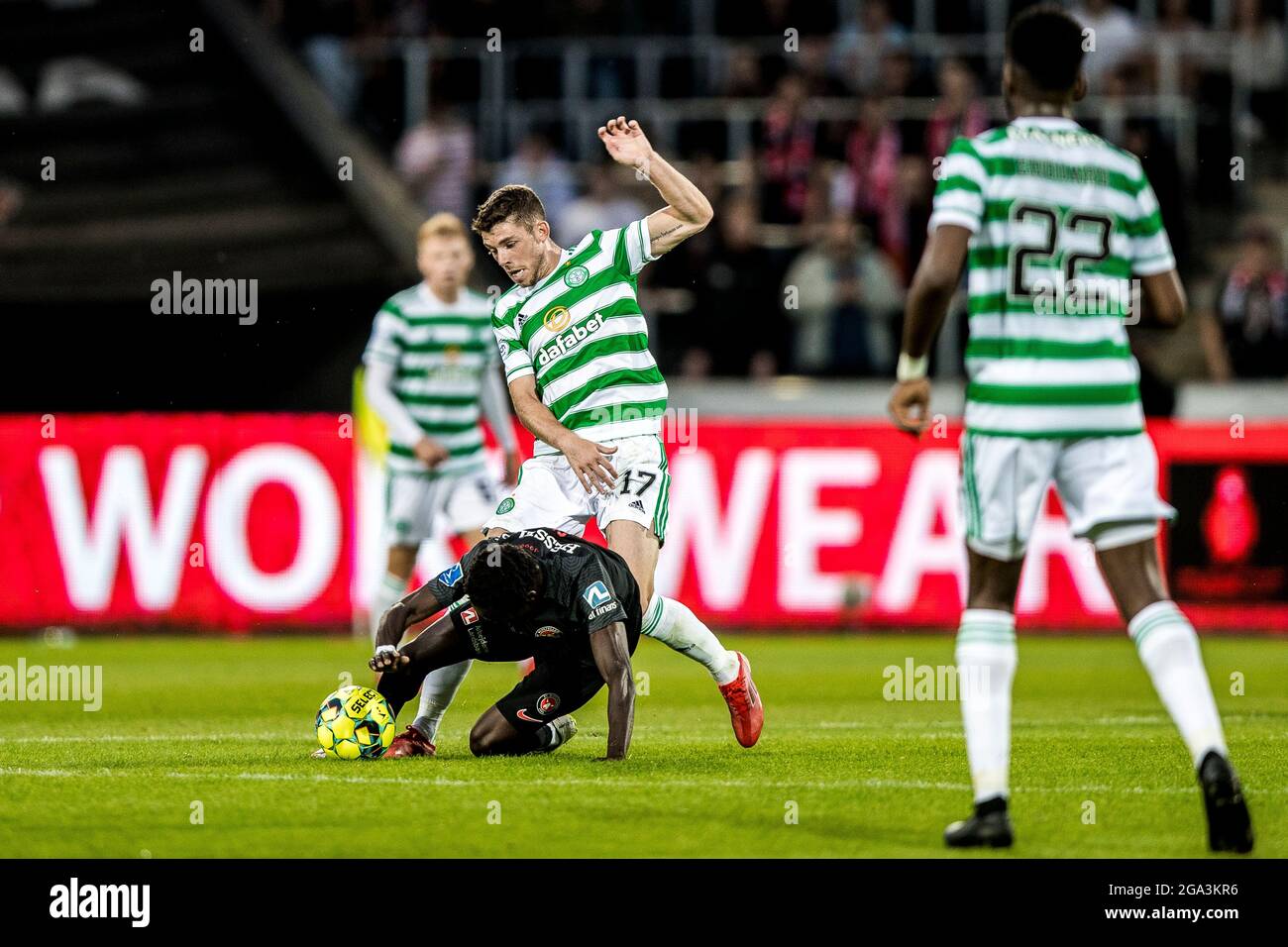 Herning, Dänemark. Juli 2021. Pione Sisto (7) vom FC Midtjylland und Ryan Christie (17) von Celtic beim UEFA Champions League-Qualifikationsspiel zwischen dem FC Midtjylland und Celtic in der MCH Arena in Herning. (Foto: Gonzales Photo/Alamy Live News Stockfoto