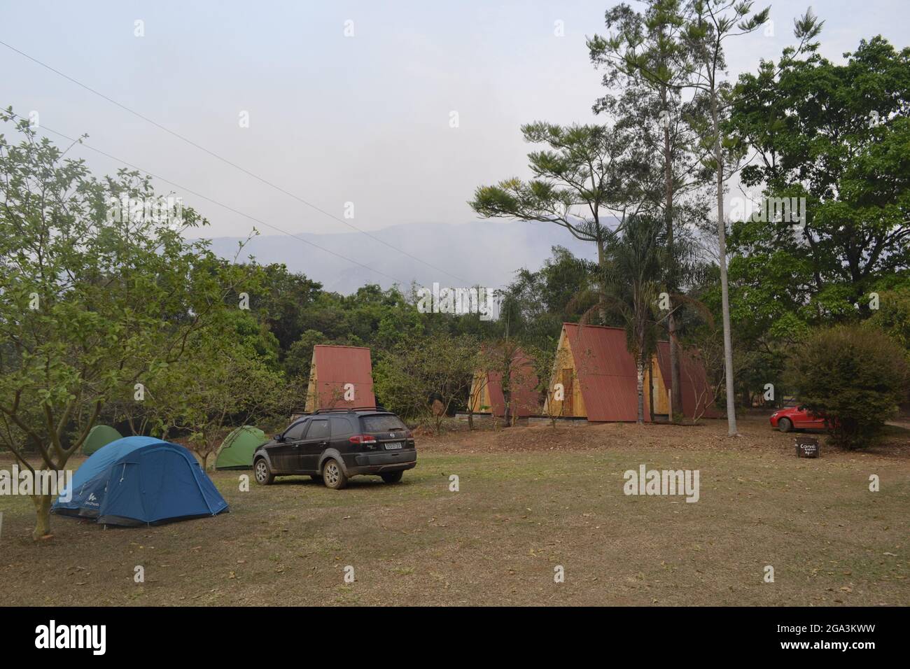 Camping-Szene mit einem Zelt, einem schwarzen Auto und ein paar Hütten, in Capotólio, MG - Brasilien Stockfoto