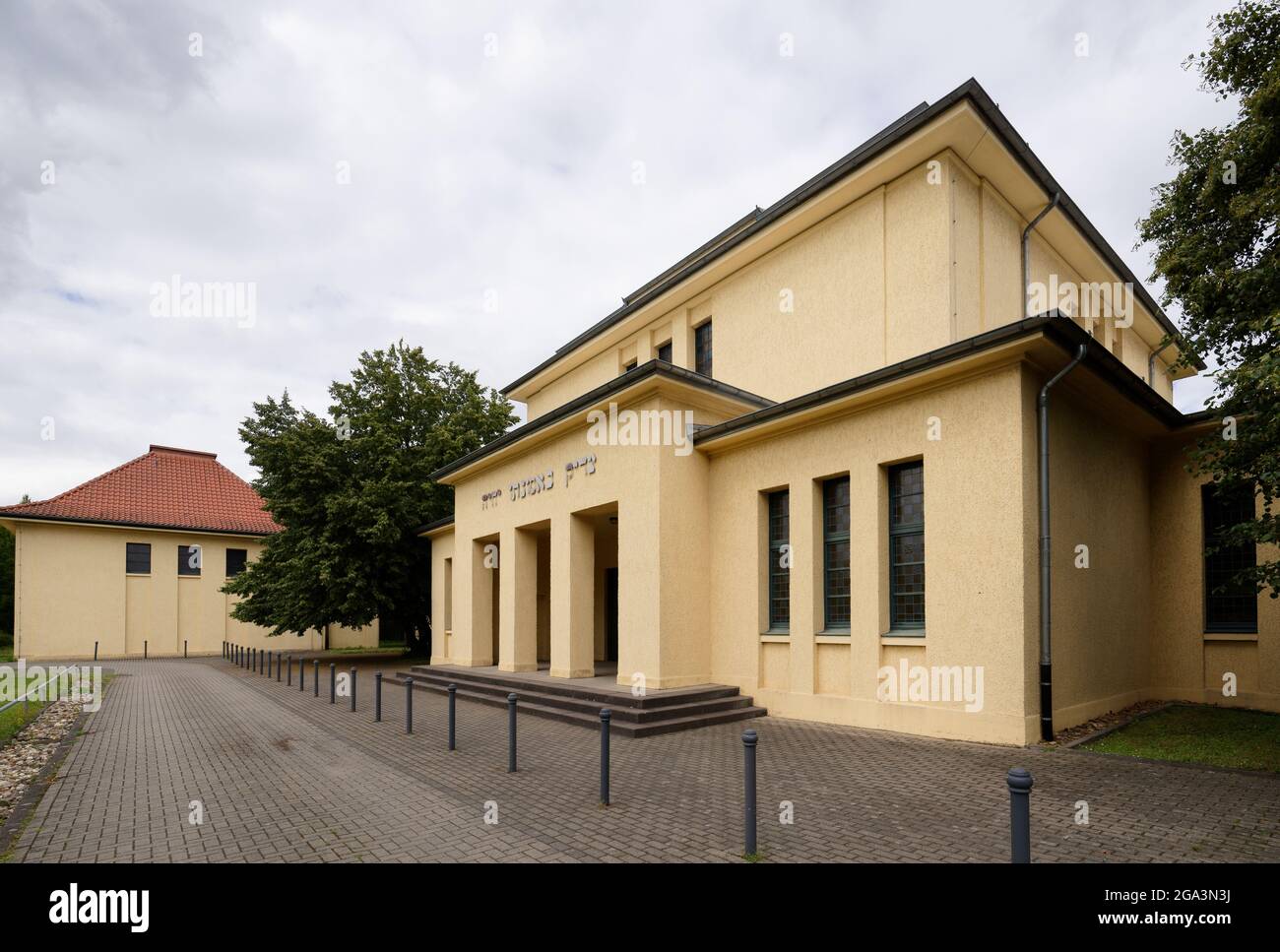 Köln, Deutschland - 28. Juli 2021: Eingang und Trauerhalle des jüdischen Friedhofs in köln Stockfoto