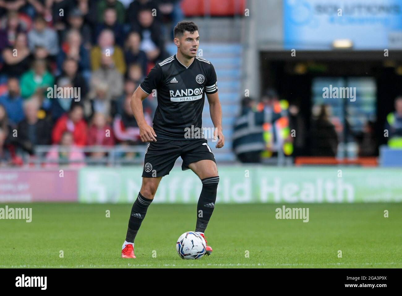 John Egan #12 von Sheffield Vereinigte sich mit dem Ball Stockfoto