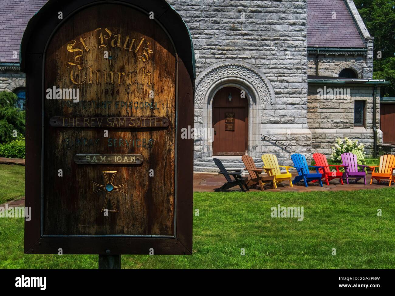 Farbenfrohe Adirondack-Stühle in der St. Paul's Episcopal Church in Stockbridge, MA Stockfoto