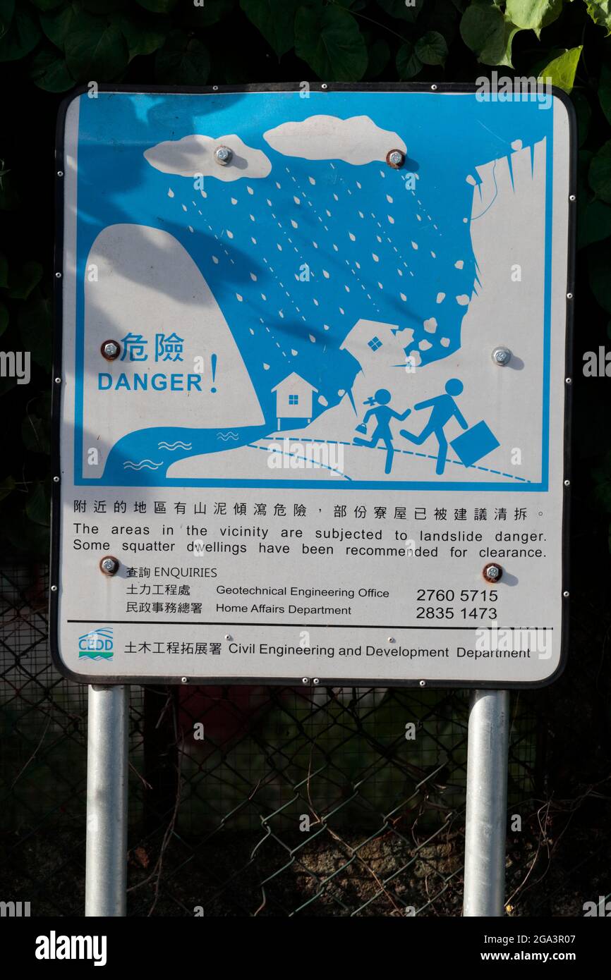 Warnschild für Erdrutschgefahr, (Bauingenieurwesen und Entwicklungsabteilung, Regierung von HK), in der Nähe von Sheung Shui, N.T., Hongkong, 10. Juli 2021 Stockfoto