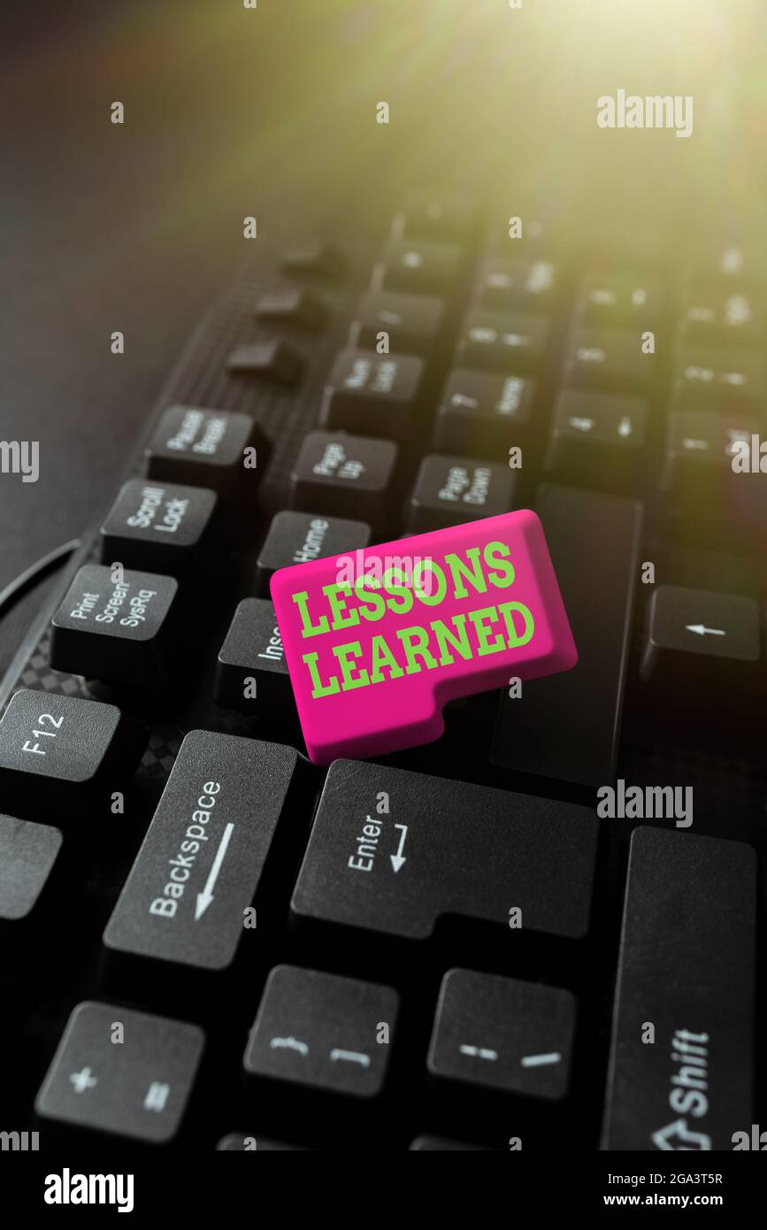 Inspiration zeigt Zeichen Lessons Learned. Wort für das Wissen oder Verständnis, das durch Erfahrung gewonnen wird Abstraktes Geben von Geschichten Schreiben Tipps, Angebot Stockfoto