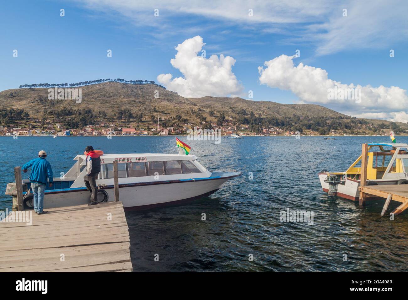 TIQUINA-STRASSE, BOLIVIEN - 11. MAI 2015: Fähren sind für den Transport von Fahrzeugen über die Tiquina-Straße am Titicaca-See, Bolivien, vorbereitet Stockfoto