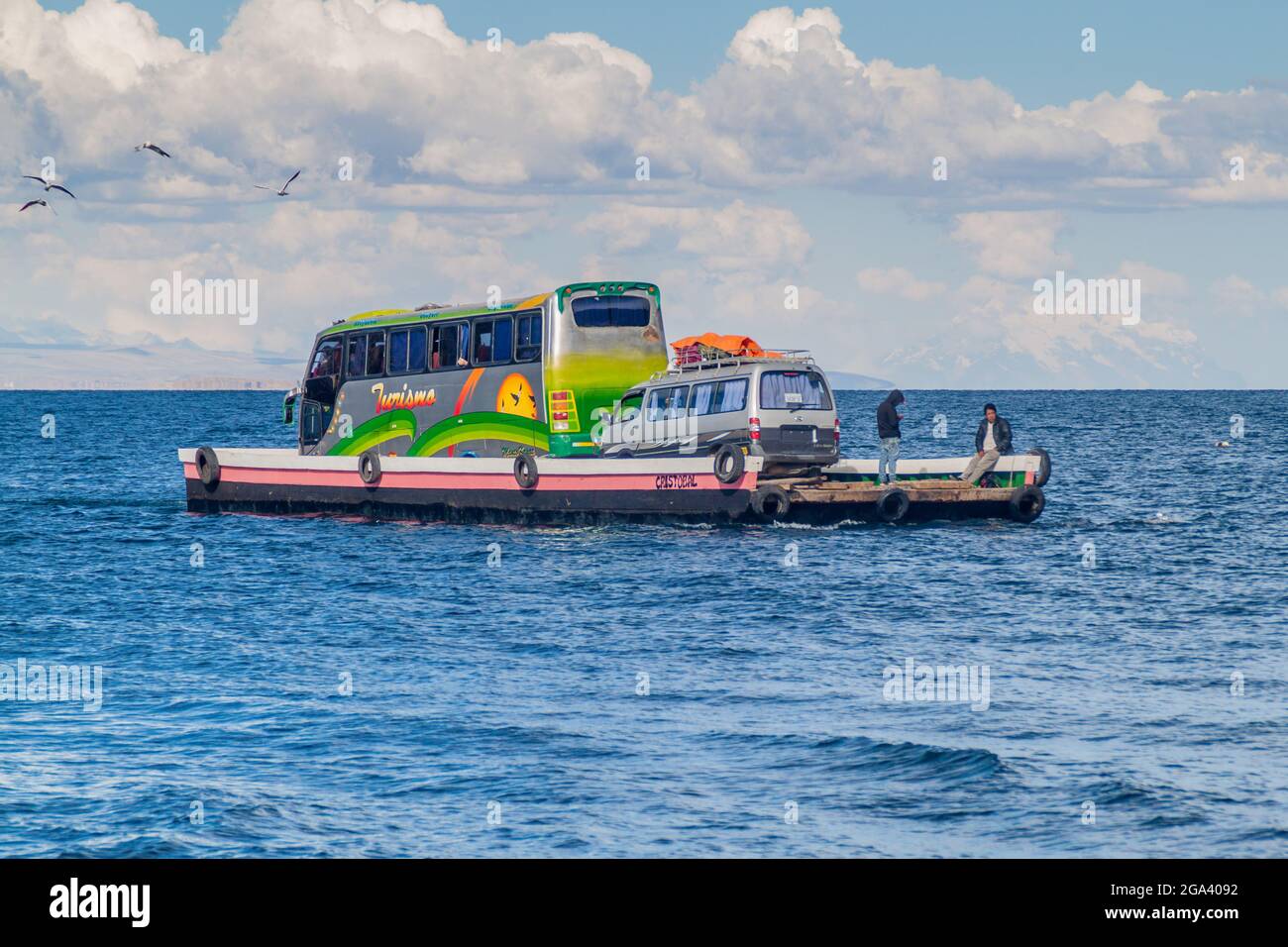 TIQUINA-STRASSE, BOLIVIEN - 11. MAI 2015: Der Bus fährt über die Tiquina-Straße am Titicacasee, Bolivien Stockfoto