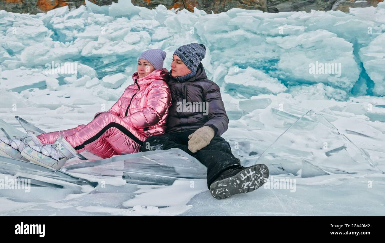 Das Paar hat Spaß beim Winterspaziergang vor dem Eis von F. Stockfoto