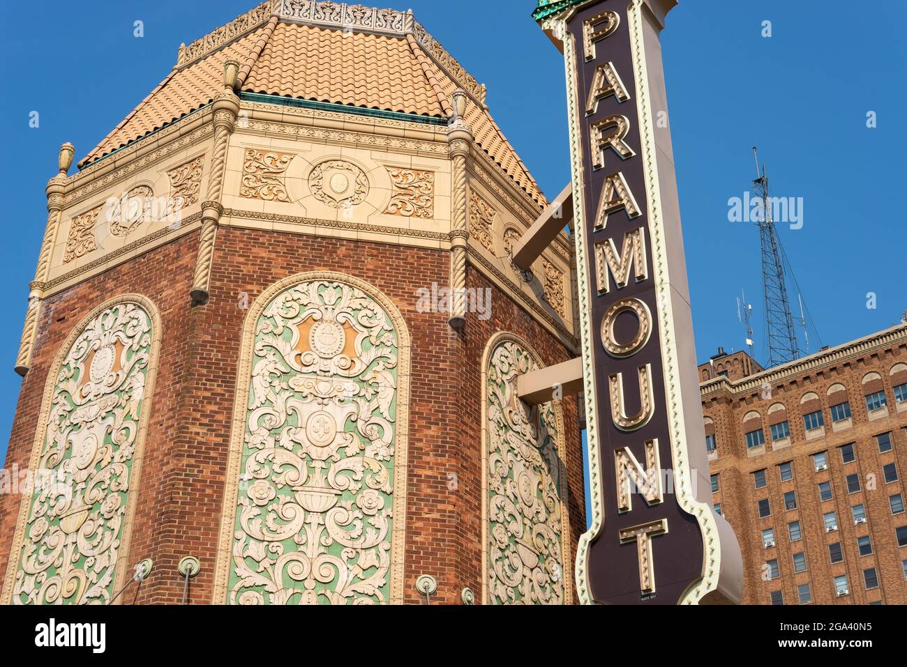 Aurora, Illinois - USA - 27. Juli 2021: Das historische Paramount Theater wurde 1931 an einem wunderschönen Sommermorgen eröffnet. Stockfoto