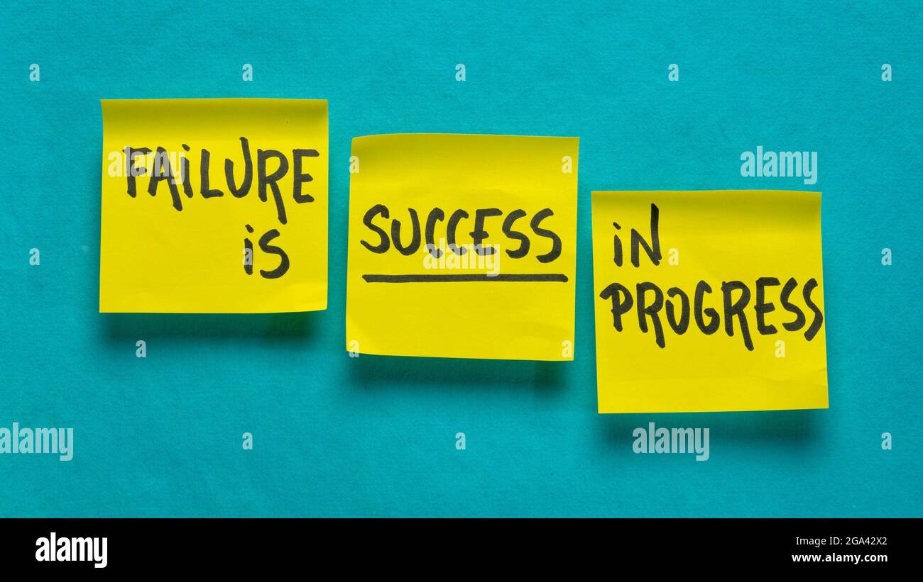 Scheitern ist Erfolg im Gange - inspirierende Handschrift auf gelben Haftnotizen, Business-, Bildungs- und Persönlichkeitskonzept Stockfoto