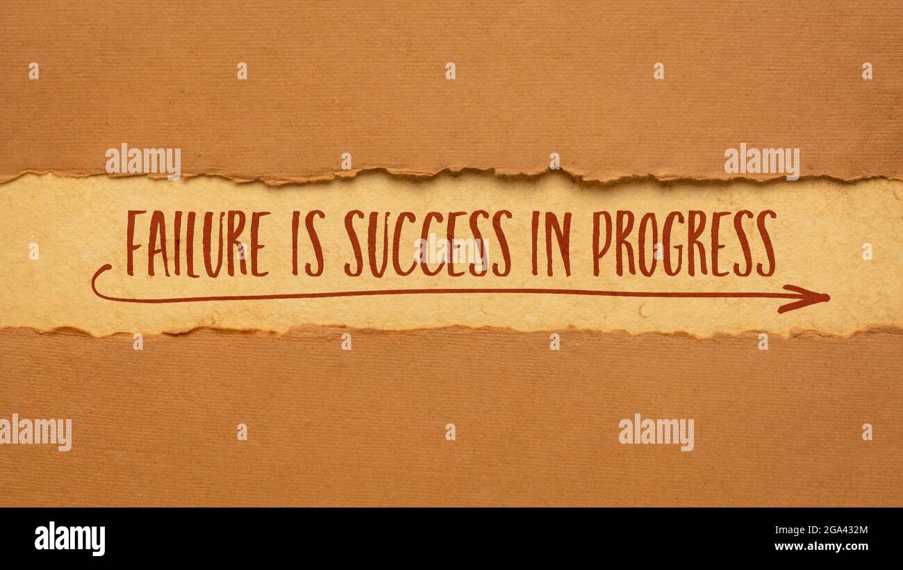 Scheitern ist Erfolg im Fortschritt - inspirierende Handschrift auf einem handgefertigten Papier, Geschäft, Bildung und persönliche Entwicklung Konzept Stockfoto