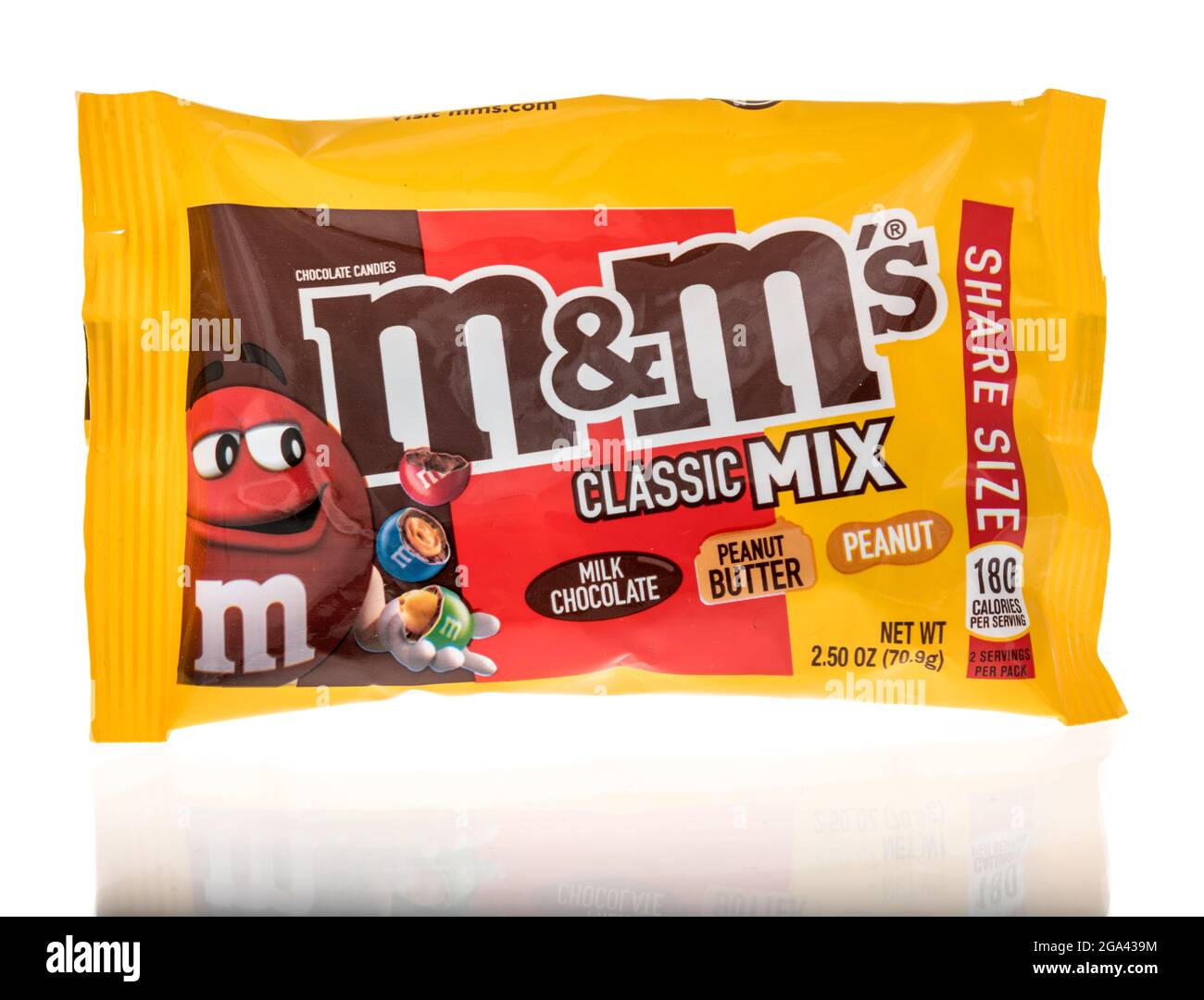 Winneconne, WI -18 Juli 2021: Ein Paket von M M klassische Mischung Milchschokolade Erdnussbutter und Erdnussschokoladenkaniden auf einem isolierten Hintergrund Stockfoto